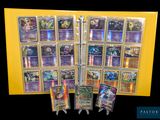 présentoir de cartes à collectionner Pokémon contenant de nombreuses cartes