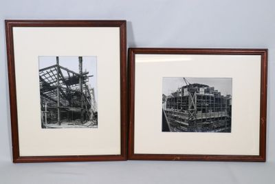deux photographies encadrées représentant un bateau et un bâtiment en cours de construction