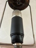Lampe au pied balustre sur lequel repose un abat-jour en ver… (photo 6)