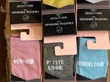 six paires de chaussettes pour homme dans une vitrine