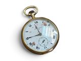 une montre de poche en or avec des chiffres romains