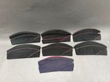six paires de chapeaux ornées de surpiqûres rouges sur fond blanc