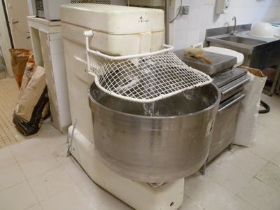 une image d'une cuisine avec un mixeur et d'autres appareils électroménagers