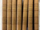 six vieux livres sont alignés sur une étagère