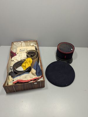 un chapeau et d'autres objets dans une boîte posée sur une table