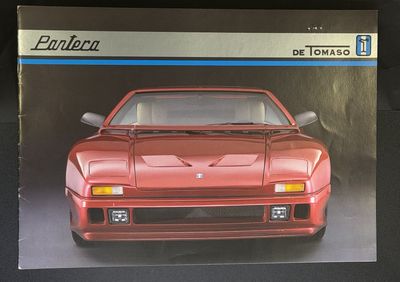l'image d'une photo représentant une voiture de sport rouge sur un fond noir