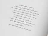 un livre ouvert sur lequel figure une image en noir et blanc