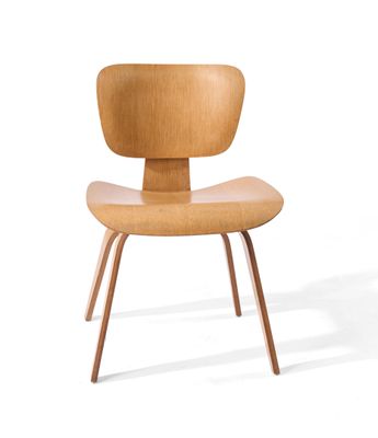 un gros plan d'une chaise en bois sur fond blanc