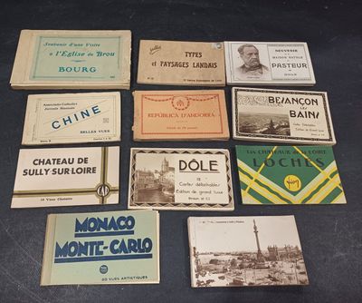 Plusieurs types de cartes de visite sont disposés sur une table