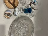 beaucoup d'objets en verre qui se trouvent sur la table