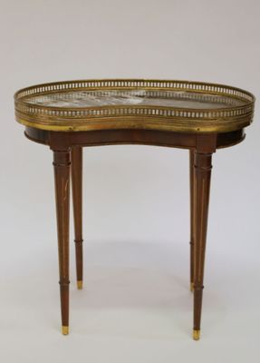Petite table bouillotte, de forme rognon, en acajou. plateau…