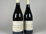 deux bouteilles de vin posées l'une à côté de l'autre sur une table