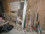 de nombreux outils qui traînent par terre dans la pièce