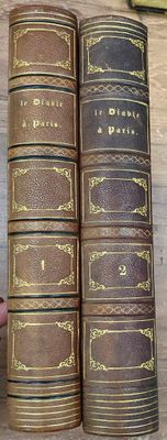 plusieurs vieux livres sont empilés sur une table