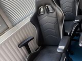deux fauteuils de course noirs et blancs dans un coin de la pièce