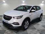 la voiture blanche est garée sur un sol en damier dans le garage