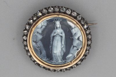 la photo d'une photo représentant une femme portant une couronne