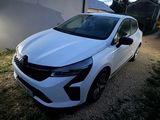 la voiture blanche est garée sur le côté de la route