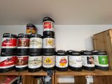Plusieurs fûts de bière sont empilés sur une étagère dans une pièce