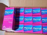 Plusieurs cartons de Mercyl sont empilés les uns sur les autres