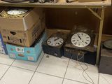une table sur laquelle sont posées plusieurs horloges