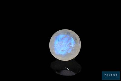 un gros plan d'une lune blanche sur fond noir