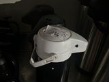 une cafetière posée sur un comptoir