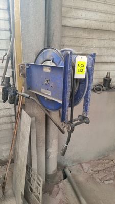 une machine bleue posée contre le mur d'un immeuble