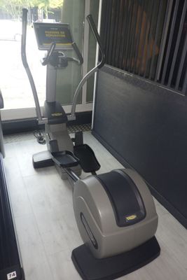 une machine posée sur le sol de la pièce