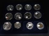 une boîte de pièces d'argent présentant différents motifs