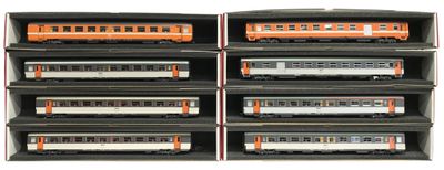 Plusieurs trains miniatures sont empilés les uns sur les autres dans une vitrine