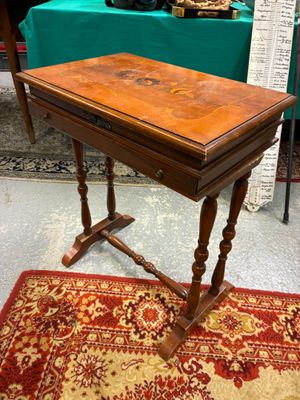 une petite table en bois surmontée d'un tiroir
