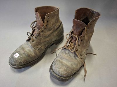 Paire de CHAUSSURES Ml 51, datée 52. avec une paire de GUETR…