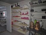deux mannequins posés sur les étagères du salon