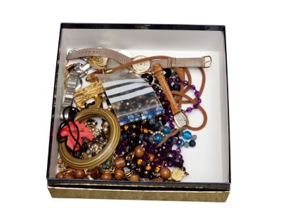 Lot de bijoux fantaisie comprenant montres, colliers, bracel…