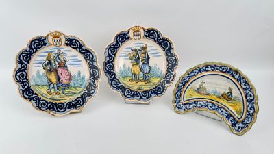 trois assiettes sur lesquelles figure un homme à cheval et une femme à cheval