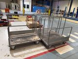une plate-forme métallique équipée d'une rampe, située dans un entrepôt