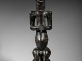 l'image d'une statue d'un homme tenant un bébé dans ses bras
