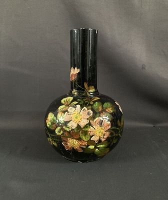 Vase boule à col rouleau en faïence à décor peint de rose di…