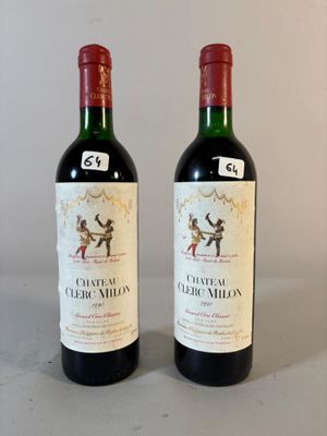 deux bouteilles de vin posées l'une à côté de l'autre sur une table