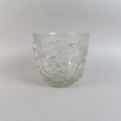 un verre transparent contenant des bulles, posé sur une surface blanche