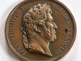 une médaille de bronze sur laquelle figure le portrait d'une femme