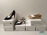 trois paires de chaussures noires et dorées posées sur des cartons