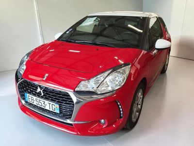 La petite voiture rouge est garée dans le showroom des concessionnaires.