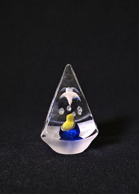 Presse-papier pyramidal en verre clair à décor à incrustatio…