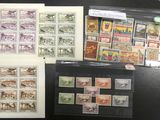 de nombreux types de timbres sur la table