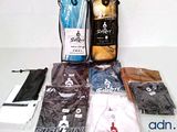 beaucoup de t-shirts sur la table