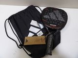 une raquette de tennis et un sac posés sur une table