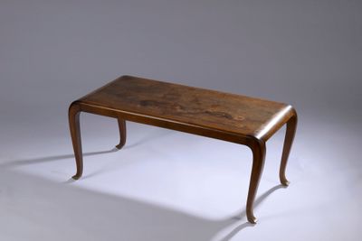 une petite table avec un plateau en bois sur fond blanc