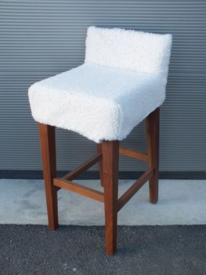 un tabouret blanc avec une assise moelleuse posé sur un trottoir